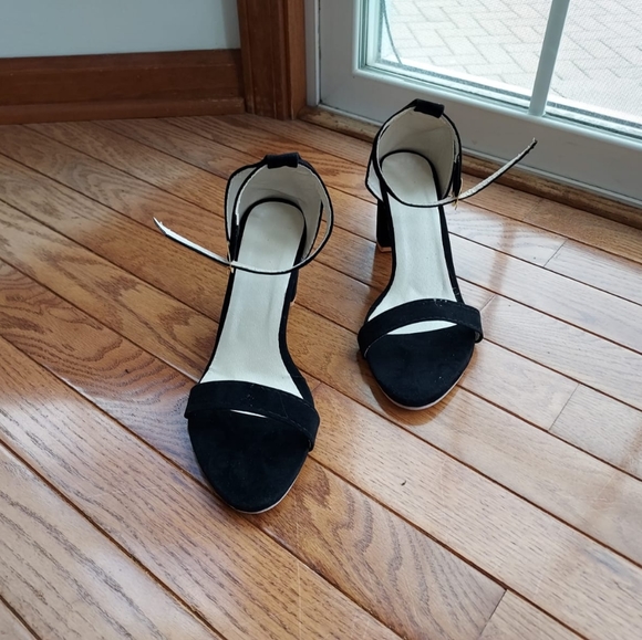 Black heels - Picture 3 of 4